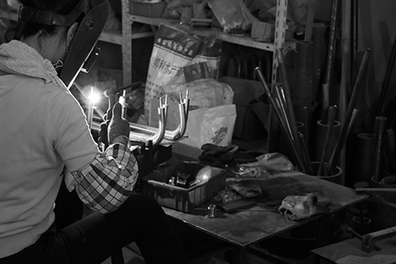 市場上作坊形式的加工車間，生產(chǎn)環(huán)境差，設(shè)備落后， 生產(chǎn)的產(chǎn)品質(zhì)量差，精度差